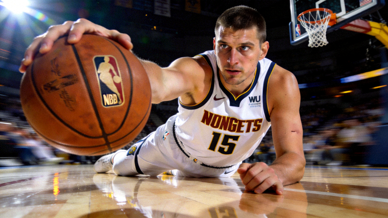 NBA丹佛掘金队中锋约基奇在比赛中传球瞬间特写图片